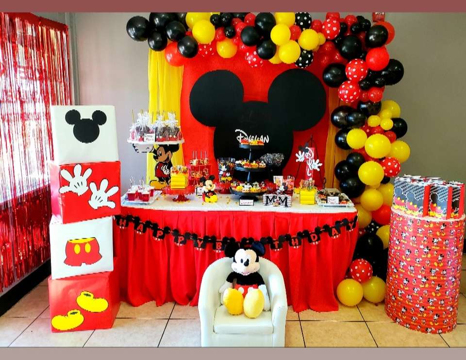 Exciting Decorating Ideas for a Table of a Mickey Mouse Party Theme ...